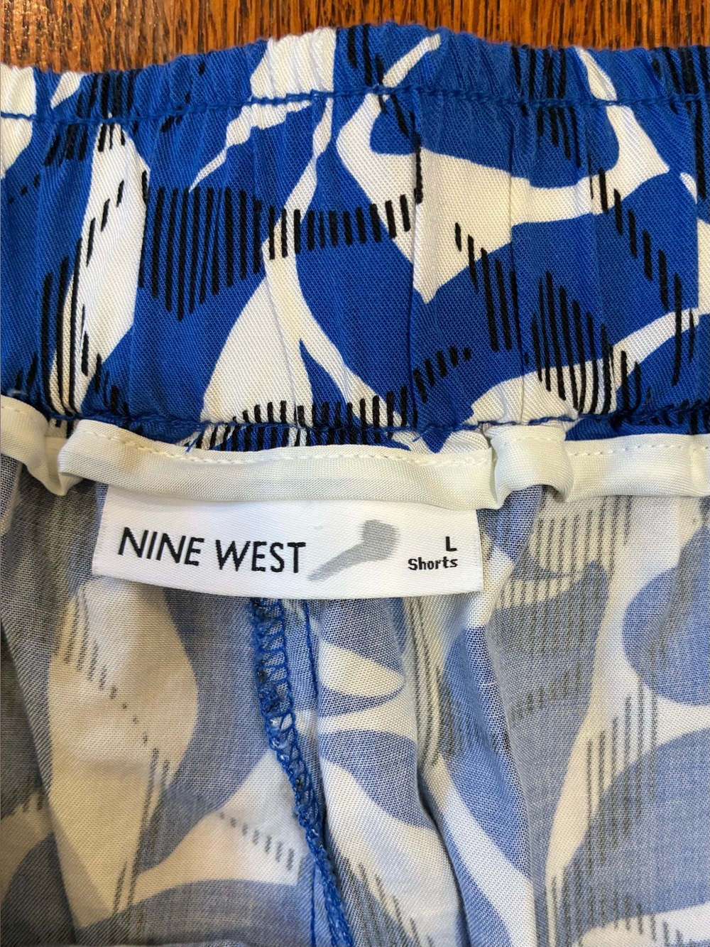Nine West Blue Abstract Print Pull On Shorts Women's Size Large - Picture 3 of 5